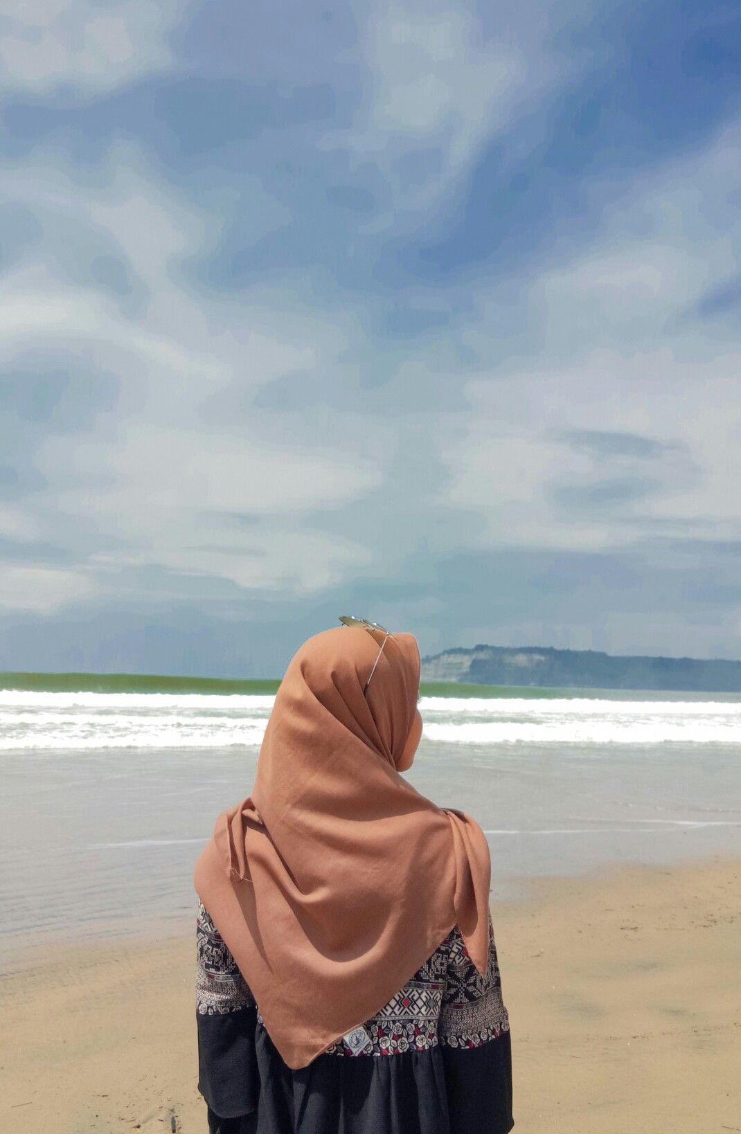 Hijab dari Tetesan Air Laut Tak Bernama: Simbol Kehidupan, Kekuatan, dan Keabadian