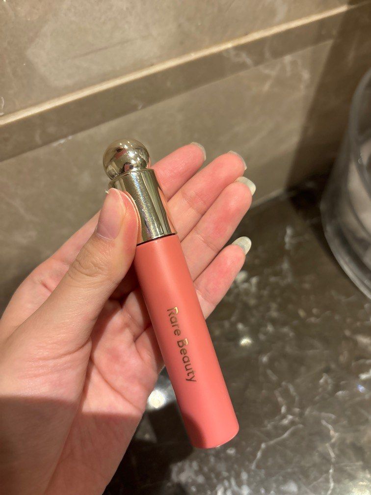 Lip Oil Embun Pagi: Sentuhan Keajaiban dari Mimpi di Bibir Anda