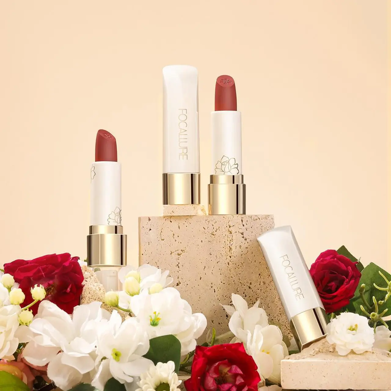 Lipstik: Lebih dari Sekadar Warna, Sebuah Simbol dari Jeritan Mawar yang Terinjak