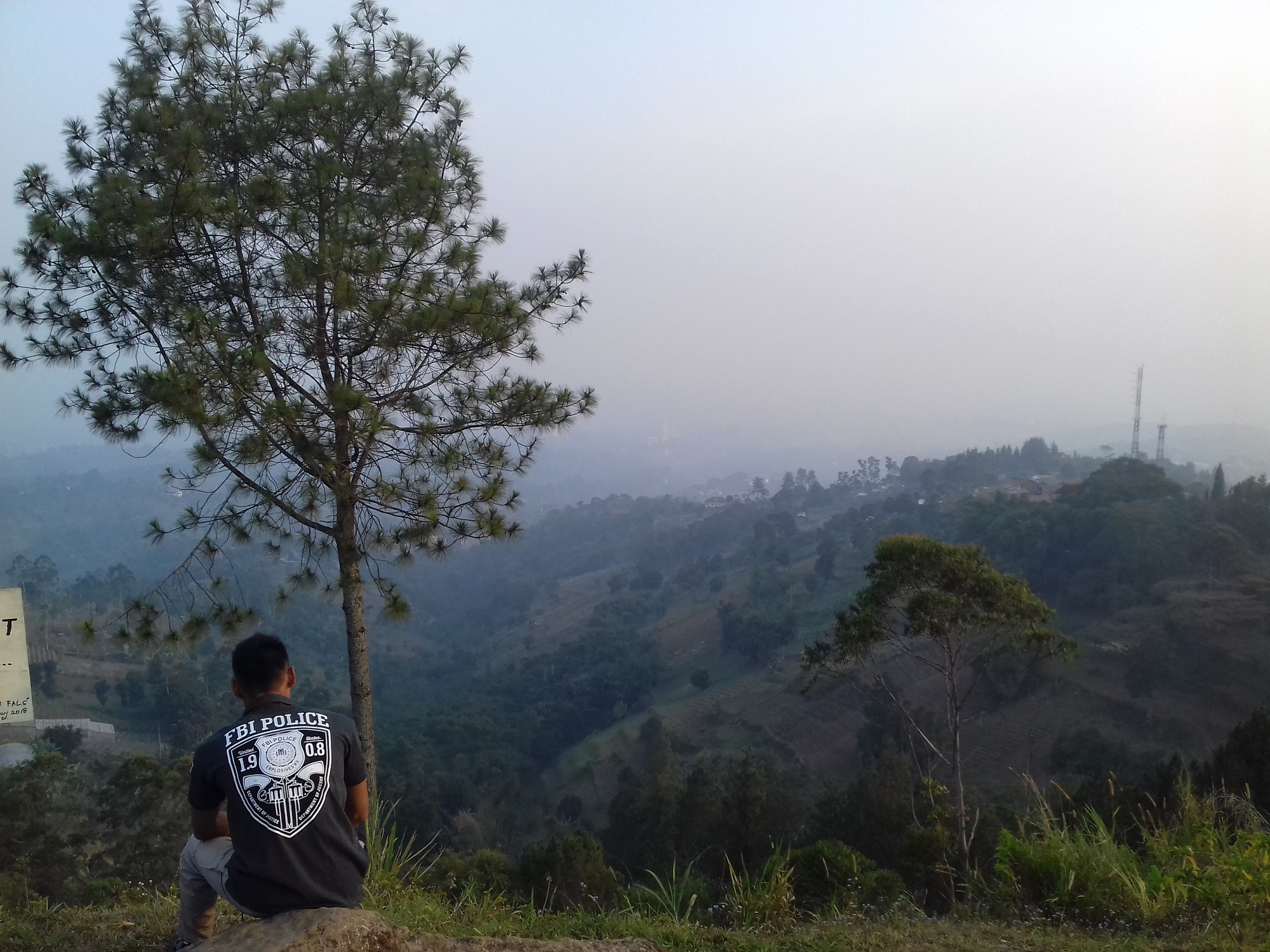 Syal dari Asap yang Menari di Puncak Gunung Buta: Sebuah Simfoni Keindahan dan Mitos
